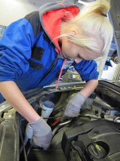 AJONEUVOASENTAJA Autoalan perustutkinto, pk, yo Autotekniikan osaamisala (Kuopio, Varkaus) Ajoneuvoasentaja etsii ja korjaa auton vikoja ja tekee erilaisia huoltoja.
