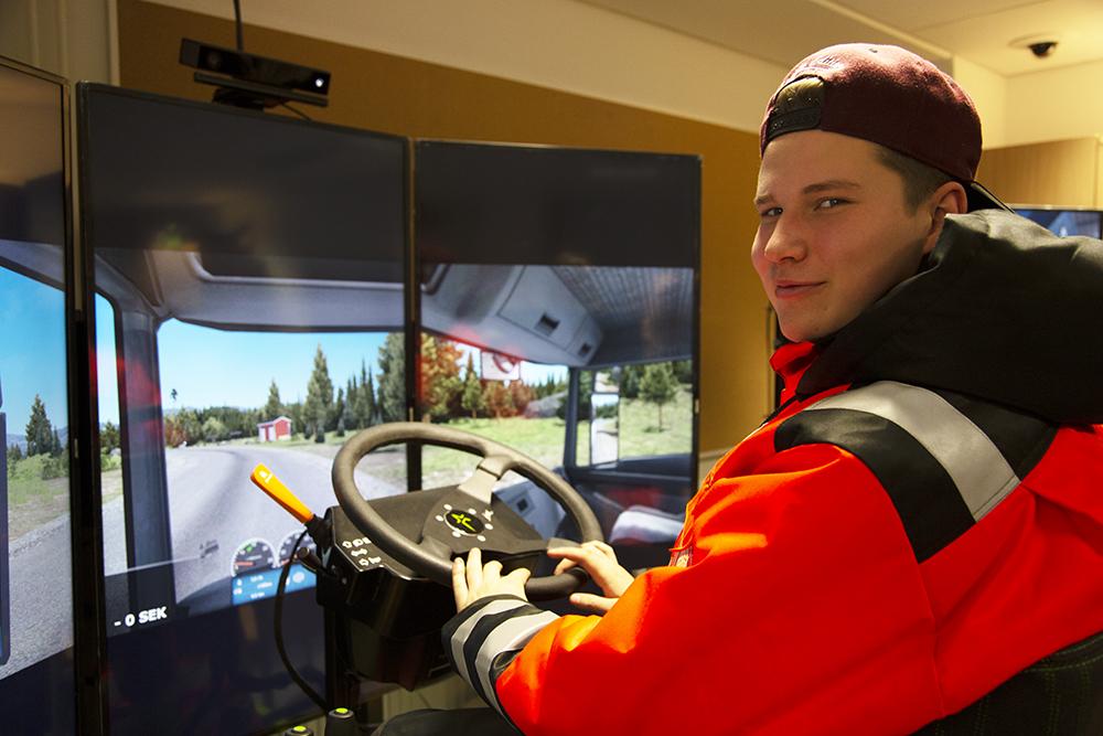 AUTONKULJETTAJA Logistiikan perustutkinto, pk, yo Kuopio (Kolmisopentie 7) Kuljetuspalvelujen osaamisala Autonkuljettaja toimii kuljettajana jakelu- ja keräilykuljetuksissa sekä tavara- ja