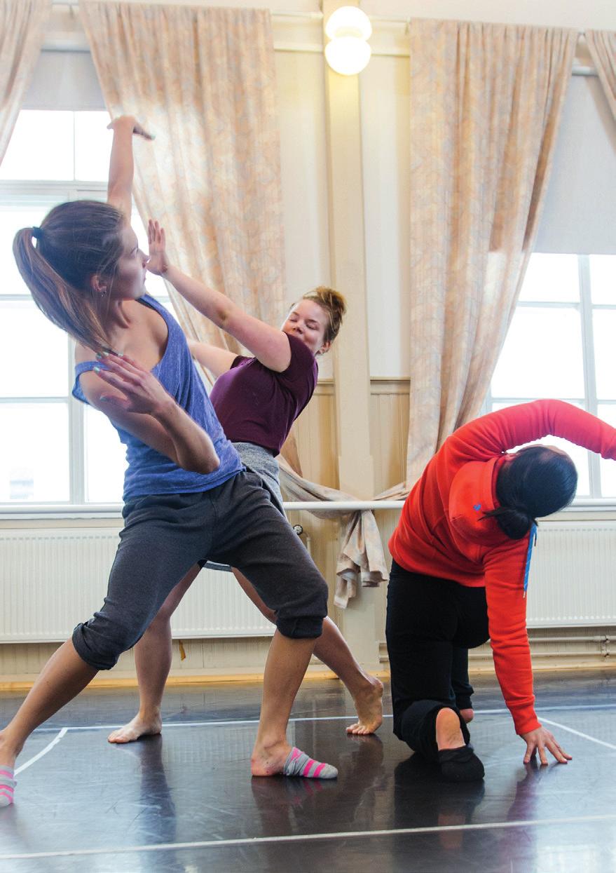 Tanssi / Minna Canthin koulu Tanssin painotetun opetuksen tavoitteena on tutustua tanssiin monipuolisesti.