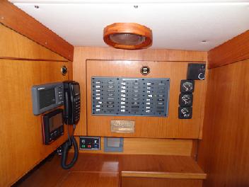 Kommunikointi Simrad RS-82 DSC-VHF (2012) Navicom RT-320 Käsi-VHF ja