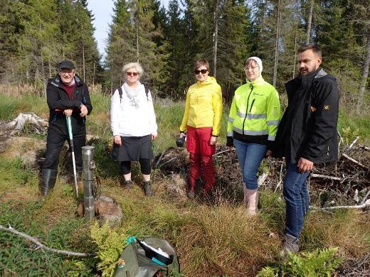 Projektiraportti 33(49) Kuva Anne Petäjä-Ronkainen Kuva 13. Antti Hakola (oik.), Maiju Ikonen, Hanna Hentilä, Ritva Britschgi ja Samuli Joensuu tutustumassa Patamäen pohjavesialueeseen 31.8.2017. 5.