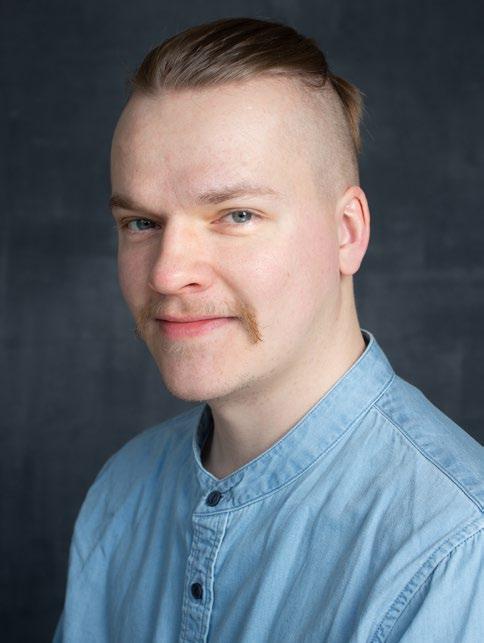 Juho Uusitalo Juho Uusitalo on paitsi näyttelijä myös pohjanmaalaisen maatilan lukihäiriöinen poika ja ensimmäiseltä ammatiltaan huonekalupuuseppä.