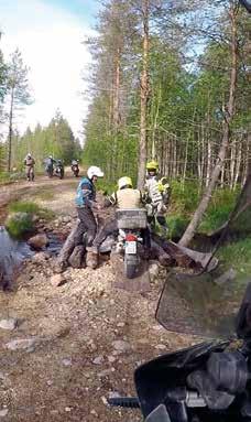 Tie on jokseenkin haastava, ja täällä sattuikin sitten reissun ensimmäinen kaato pehmeällä hiekalla. Nopeus pieni, eikä vaurioita.