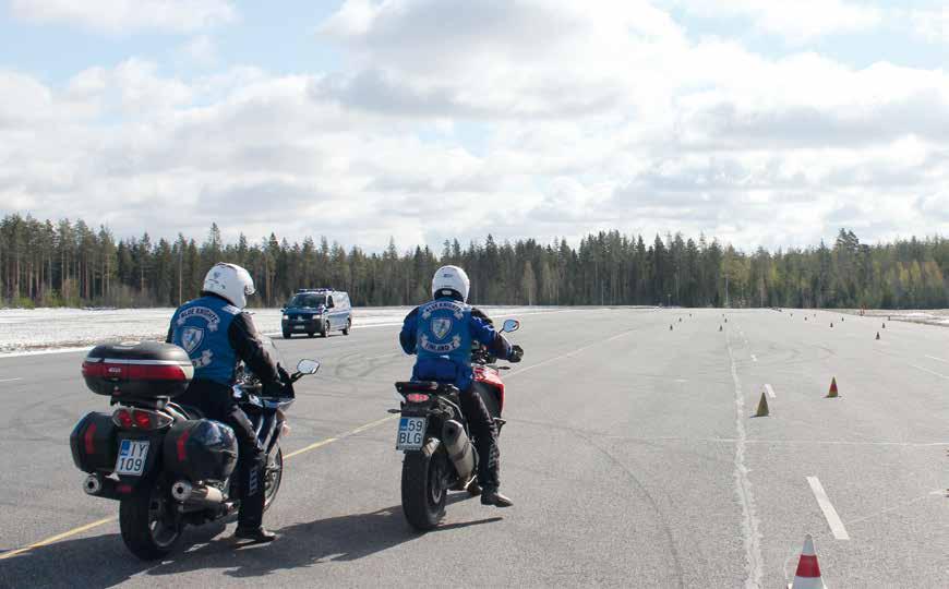 Lämppäreissä kylmää kyytiä Kylmästä säästä huolimatta ruosteenpoistoajot vietiin läpi Immolassa aurinkoisissa tunnelmissa Teksti ja kuvat KAARINA HONKALAMMI Ennen koulutuksen alkua kouluttajat Jaakko