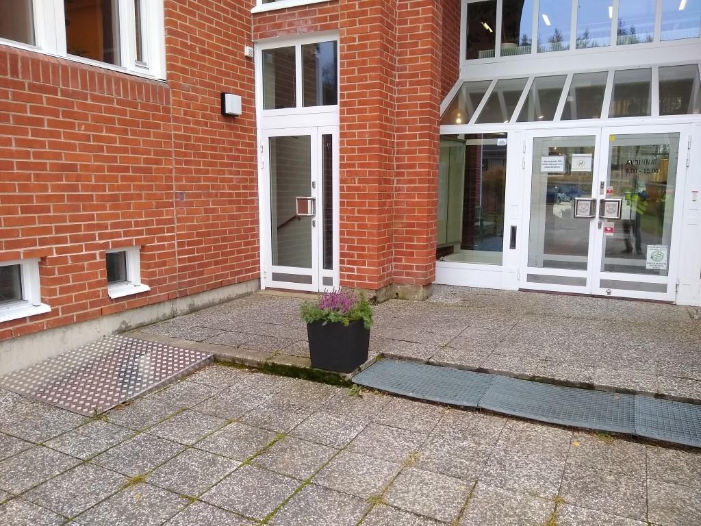 10 Sisäänkäynti B Jalankulku ei rajaudu pysäköintipaikasta mitenkään eikä niille ole merkintöjä. SuRaKu:n mukaan jalankulkuväylän ja ajoväylän välissä tulee olla vähintään 500mm.