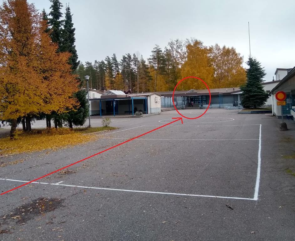 17 Kuva 12. Kulkuväylä pääovelle Sisäänkäynti B (kukko-ovi) Kulkuväylä B-sisäänkäynnille pysäköintialueelta on myös pitkä, eikä sitä ole rajattu ajoväylästä (kuva 13).