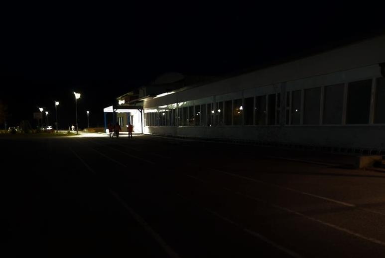 (määräys 450mm). Sisäänkäynti on katettu ja katoksessa on portaat sekä luiska (kuva 15). Sisäänkäynnillä ei ole opastetta.
