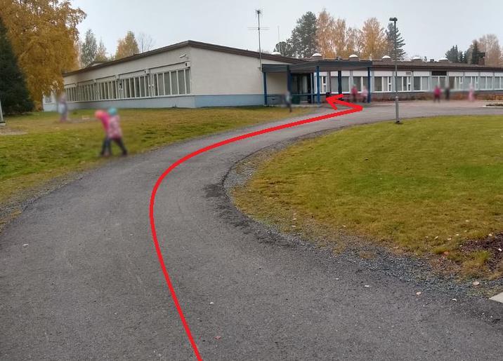 21 Kuva 18. Kulkuväylä takapihan ovelle Opastus tontilla Tontilta löytyy kolme opastetta; molempien ajoväylien varrelta, sekä takapihan leikkikentän vierestä.
