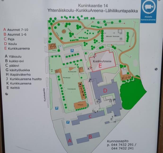 22 Kuva 19. Tontin opaste Luiska ja portaat Sisäänkäynti C (pääovi) Pääoven luiska kääntyy puolessa välissä 90 astetta, joten luiska ei näy kokonaan ylä- tai alapäästä.