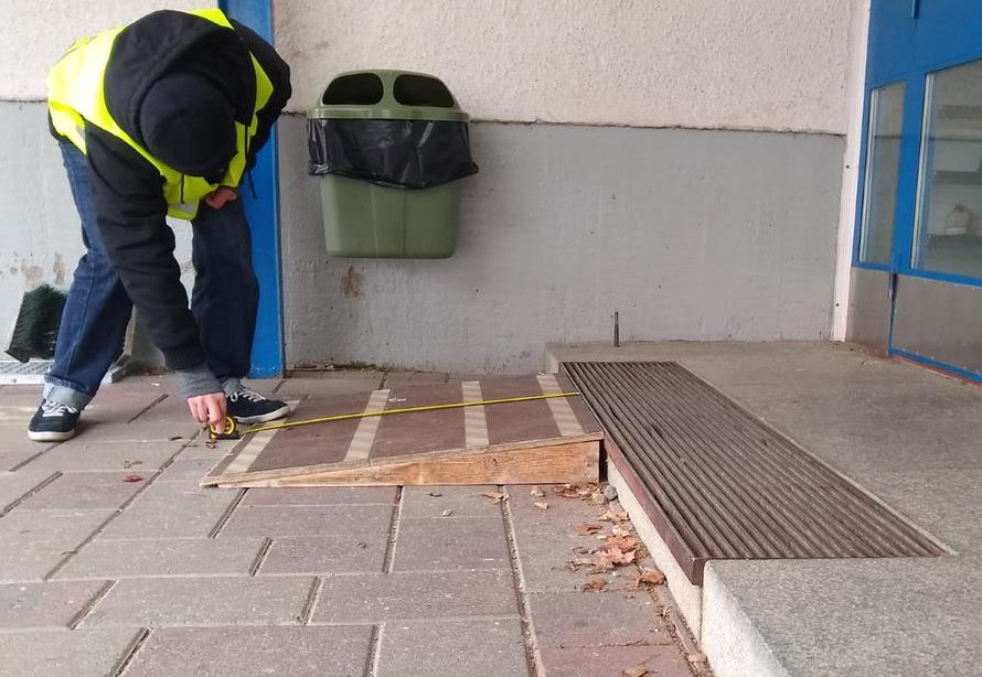 24 Sisäänkäynti B (kukko-ovi) B-sisäänkäynnin oven edessä katoksen alla on vanerista tehty luiska.