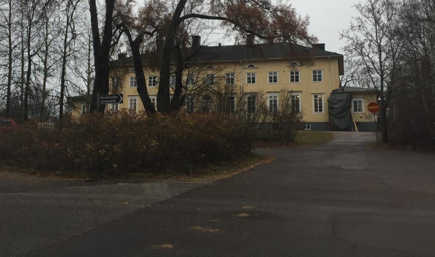 30 5.4 Itä-Hämeen opisto Kulkuväylä rakennukseen Kulkuväylä opiston pääovelle on helposti havaittavissa tontille saapuessa, kuvan 29 mukaisesti.