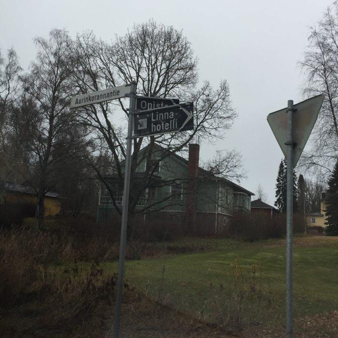 31 Opastus tontilla Tontilla ei ole opastetaulua, jossa olisi kartta alueesta. Kulkuväylää pääovelle ei ole erikseen opastettu, mutta kulkuväylä itsessään toimii selkeänä opasteena pääovelle.