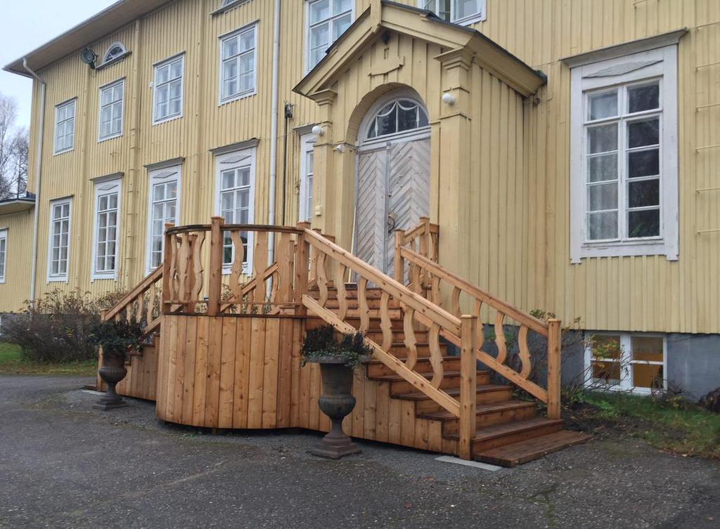 32 Kuva 32. Portaat pääoven edustalla Pysäköinti ja saattoliikenne Opiston tontilla pysäköintipaikkoja on noin 30 kappaletta, esteettömiä pysäköintipaikkoja emme onnistuneet tontilta löytämään.