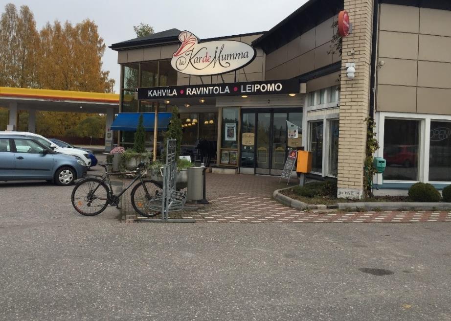34 5.5 La Kar de Mumma Kulkuväylä rakennukseen Kulkuväylä rakennukseen rajautuu selkeästi eri värisen laatoituksen avulla (kuva 34).