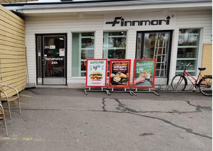 37 5.6 Jari-Pekka, Hartola Kulkuväylä rakennukseen Jari-Pekkaan on kolme sisäänkäyntiä. Pääsisäänkäynti erottuu pysäköintialueelle tultaessa, mutta sitä ei ole kyltein opastettu.