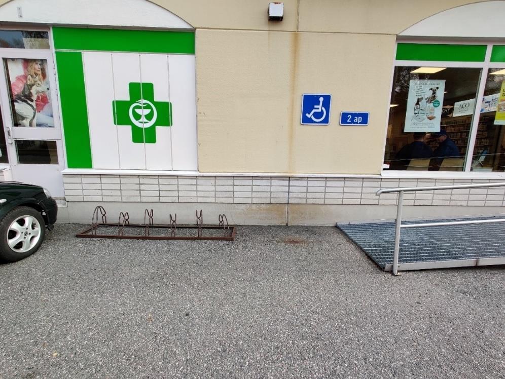 41 Pysäköinti ja saattoliikenne Pysäköintiä ei ole osoitettu asfaltin pintaan. Seinässä on opaste kahdelle esteettömälle paikalle, mutta niitä ei ole osoitettuna asfaltin pintaan (kuva 41).