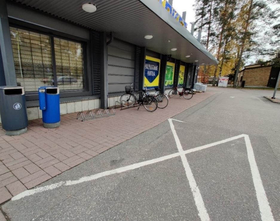 44 Kuva 44. Polkupyörien paikoitusalue sijaitsee jalankulkuväylällä Leikkialue Kohteessa ei ole leikkialuetta.