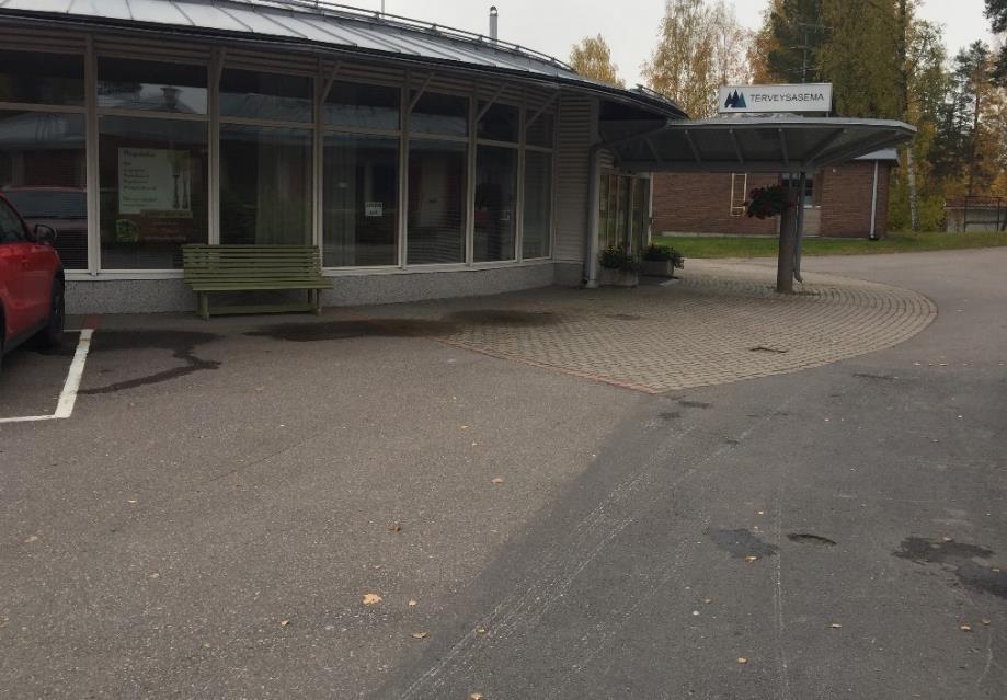 45 5.9 Hartolan terveysasema Kulkuväylä rakennukseen Kulkuväylä rakennukseen on helposti havaittavissa laatoituksen avulla. Kulkuväylän pinnassa ei ole ohjausmerkintöjä.
