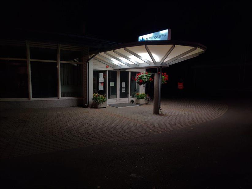 46 Kuva 46. Kulkuväylä ja pääovi pimeällä Opastus tontilla Opastus tontille on huono. Ajoväylän opasteet ovat todella pienet, ja niitä on vaikea havaita.