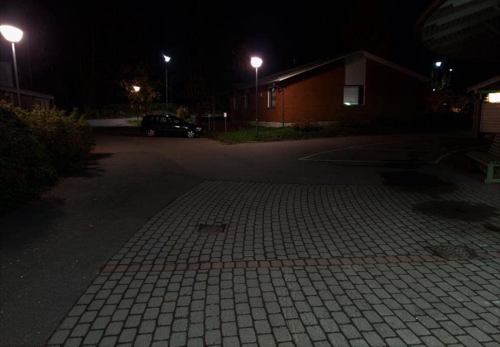 47 Saattoliikenteelle ei ole merkitty omaa pysähtymispaikkaa, mutta sisäänkäynnin edustalle on jätetty hyvin tilaa esimerkiksi taksille.