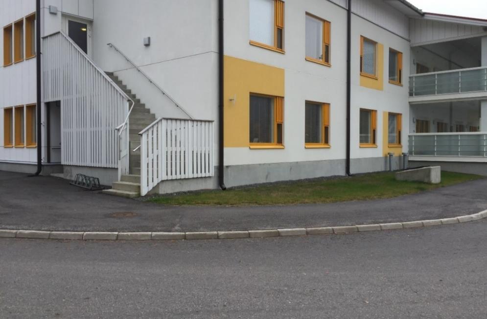 48 5.10 Hartolan kotisalo Kulkuväylä rakennukseen Kulkuväylä sisäänkäynnille on rajattu ja helppokulkuinen, mutta se on vaikeasti havaittavissa sisäänkäynnille johtavaksi kulkuväyläksi, koska