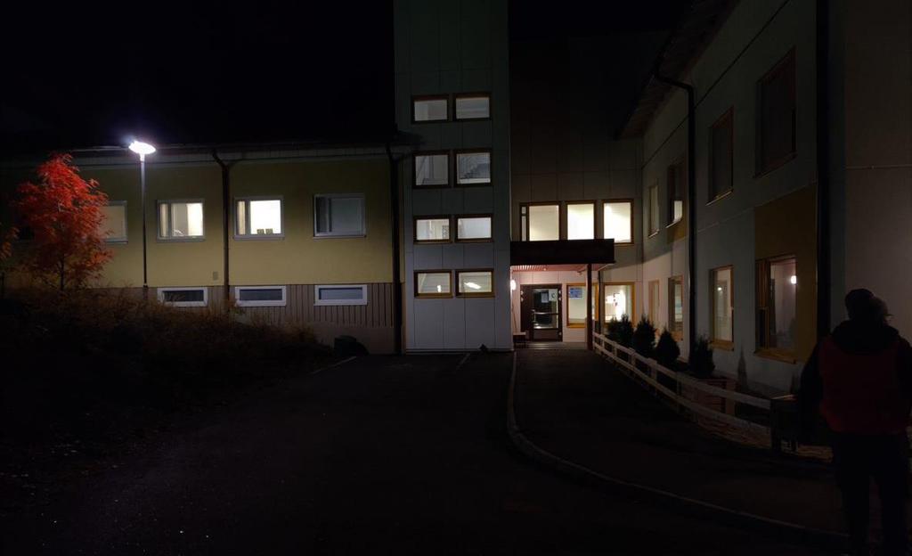 49 Kuva 49. Sisäänkäynnin ja kulkuväylän valaistus Kuva 50. Kotisalon sisäänkäynti ja levähdyspaikka Opastus tontilla Tontilla on opaste, jossa on alueen kartta (kuva 51).
