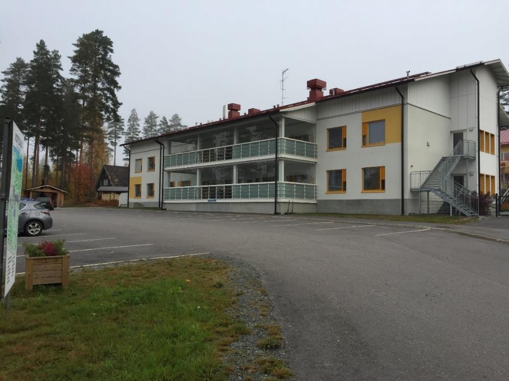 51 Pysäköinti ja saattoliikenne Kotisalon tontilla on 31 pysäköintipaikkaa, joista esteettömiä on 3 kappaletta (kuva 53).