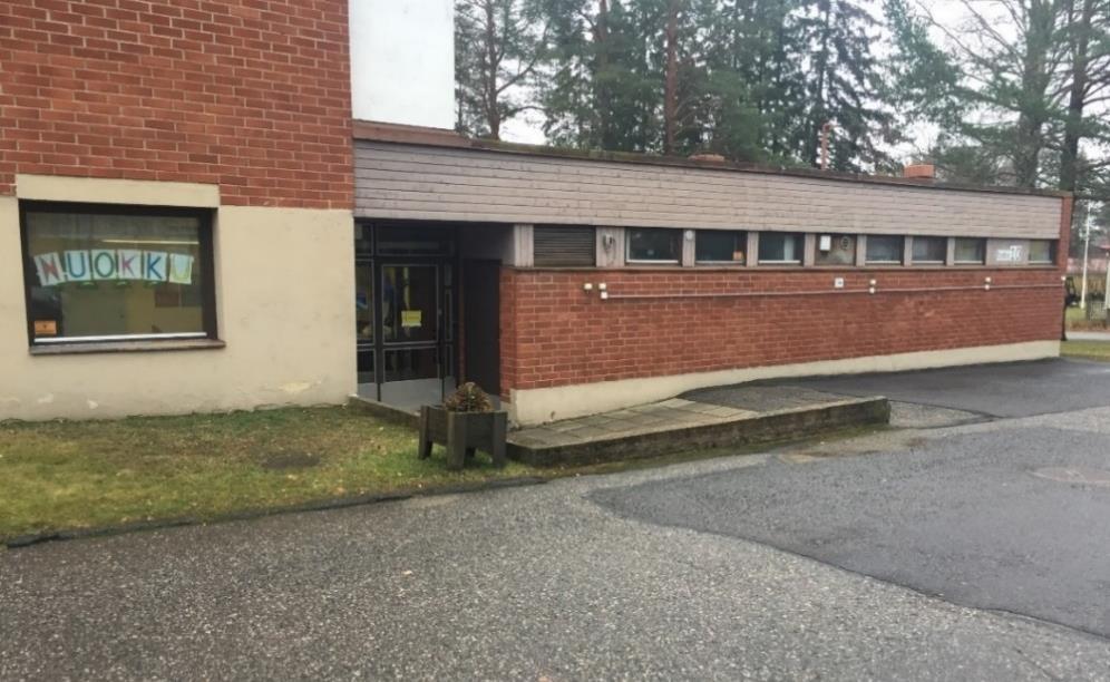 53 5.11 Hartolan kunnan nuorisotila Kulkuväylä rakennukseen Rakennukseen johtava kulkuväylä on asfalttia ja se erottuu hyvin värikontrastiltaan ollessaan eri materiaalia luiskan kanssa (kuva 55).