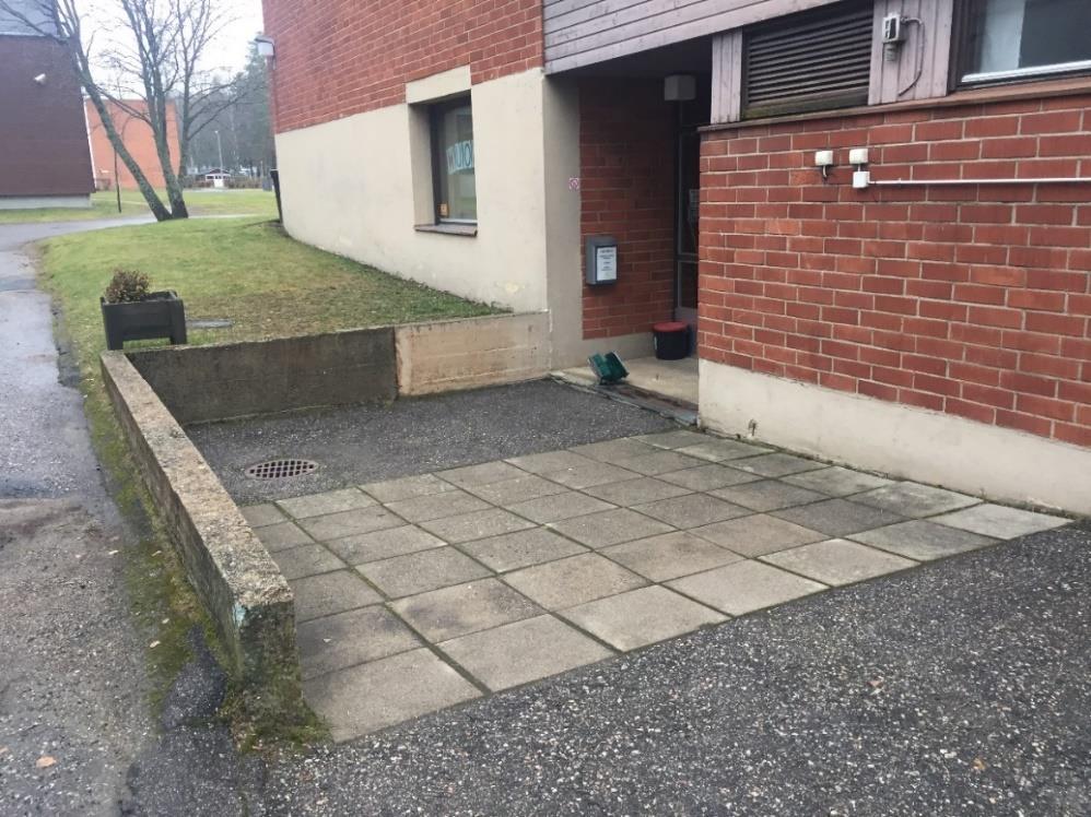 54 Opastus tontilla Alueella ei ole yhtään opastetta, eikä nuorisotalolle ollut ollenkaan suuntaopasteita rakennuksen löytämiseksi. Ainoa merkintä on nuorisotalon ikkunassa oleva nuokku merkki.