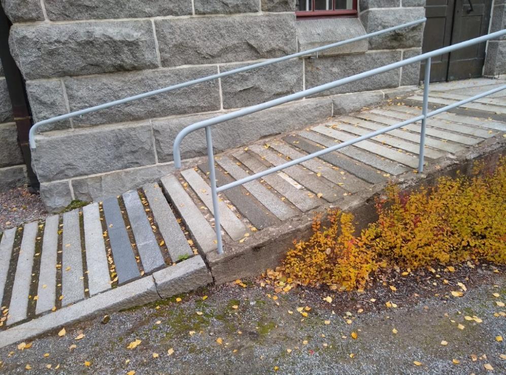 58 Luiska ja portaat Sisäänkäynneillä on omat portaikot ja sisäänkäynnillä A kivirakenteinen luiska. Luiska ja kaikki portaat ovat kattamattomia.
