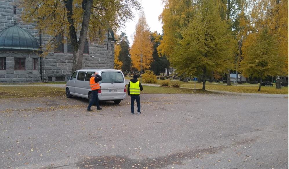 Esteettömien paikkojen merkinnät ovat puutteelliset. Erillistä saattoaluetta ei ole merkitty tai määritelty.