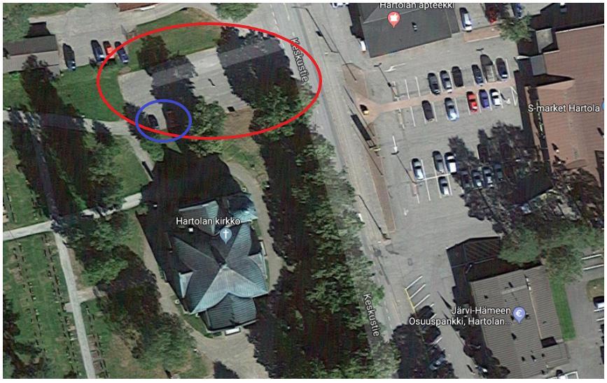 60 Kuva 65. Kirkon pysäköintialue. Pysäköintialue merkitty punaisella ja esteettömät paikat sinisellä. (Mukailtu Google Maps 2019) Leikkialue Kohteessa ei ole leikkialuetta.