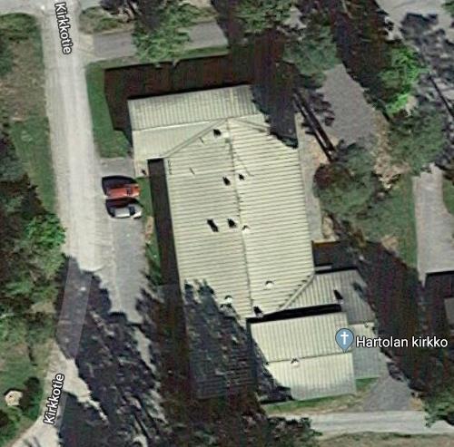 64 Kuva 70. Seurakuntakeskuksen pysäköintialueet merkitty punaisella (Mukailtu Google Maps 2019) Leikkialue Kohteessa ei ole leikkialuetta.