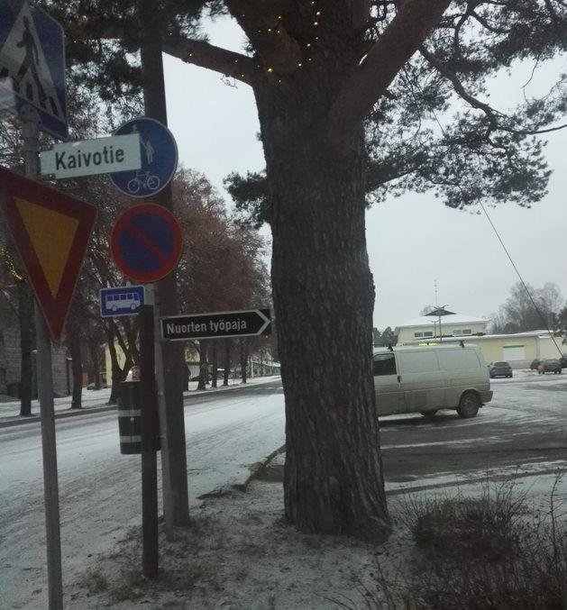 66 Liikennemerkit ja tienviitat ovat hyvässä kunnossa ja näkyvissä koko keskusta-alueella.
