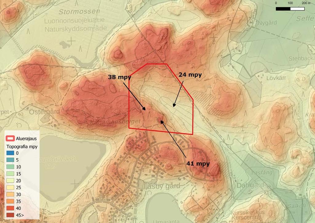 Kuva 12. Suunnittelualueen topografia. Suunnittelualue on osoitettu kartalla punaisella viivalla. Figur 12. Planeringsområdets avgränsning anges på kartan med röd linje.