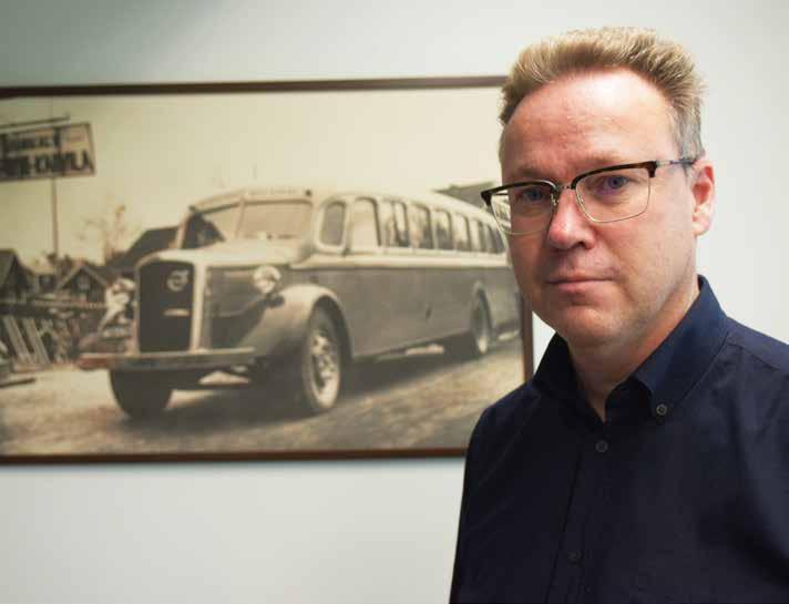 TEKSTI JA KUVAT HELI HEIKKILÄ EI PELKKÄ BUSSIYHTIÖ Korsisaari Oy:n toimitusjohtaja Antti Korsisaari on Nurmijärven Yrittäjien valitsema Vuoden Yrittäjä 2019 1920-luvun lopulla nurmijärveläinen Emil