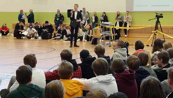 12H-tapahtuman juontajana toimi nuori yrittäjä Aatu Ikonen TEKSTI HELI HEIKKILÄ KUVAT HENRIIKKA OJALA JA PIRJO KIVISTÖ YRITTÄJÄMÄISTÄ ASENNETTA TARVITAAN Yrittäjyyskasvatus on elämässä tarvittavien