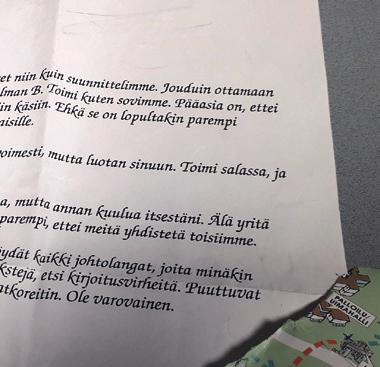 Kartasta löytyy rasteja, joita opiskelijat pian ymmärtävät lähteä etsimään. Ensimmäiseltä rastilta löytyy salkku, joka on lukittu. Toisen rastin luota löytyy vanha popliinitakki.