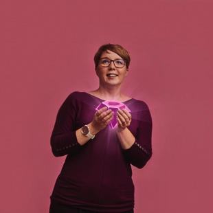 kuusten alla. Tämä metsä on täynnä tarinoita, joissa mikä tahansa on mahdollista. Mutta metsä uhkaa kadota, sillä lapsille luetaan entistä vähemmän.