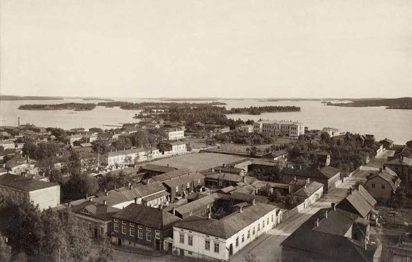 ja lännesta. Lääninarkkitehti Carl Albert Edelfelt teki kaksi ehdotusta uudesta asemakaavasta, jotka kumpikin koettiin liian radikaaleiksi.