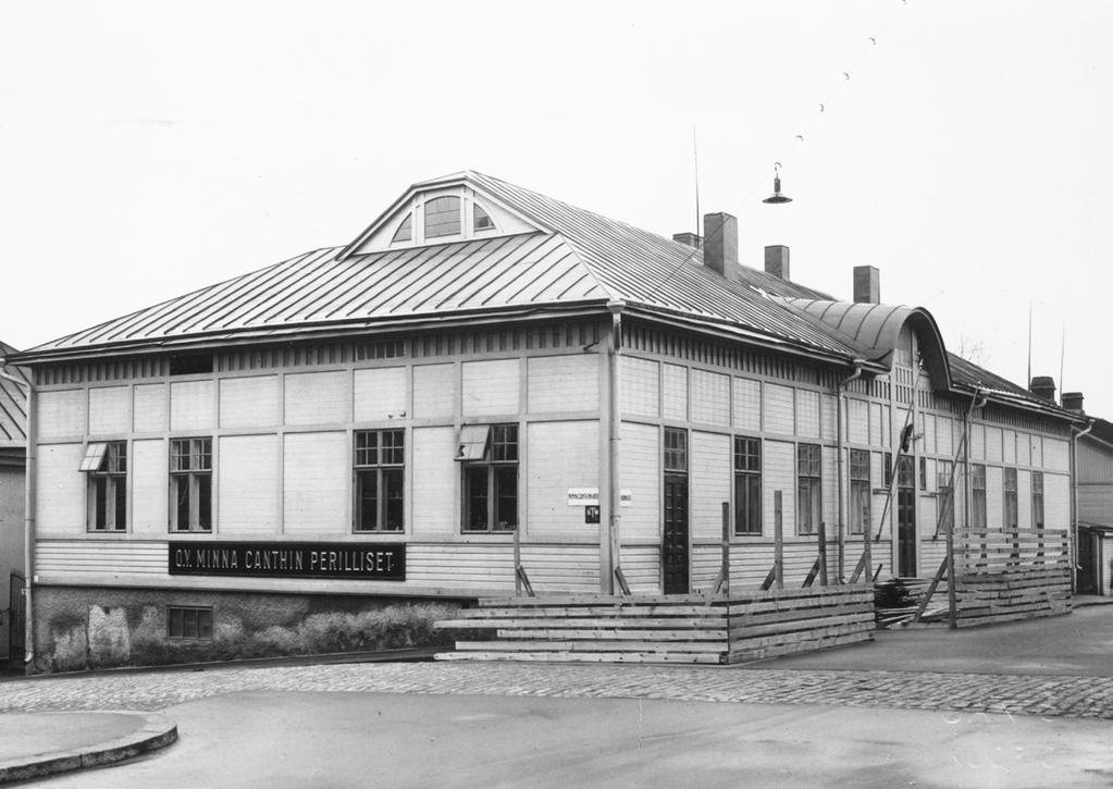 Tämä kuva on todennäköisesti otettu vuonna 1910, jolloin julkisivut verhottiin jugendtyylisellä lautavuorauksella.