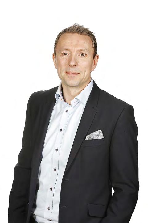 HYVÄ ME Tiina Kananen Mari Lukkariniemi Maire Lumiaho Tiina Kanasella on etätöissä avustaja Mari Lukkariniemi askarteli etätyöpisteen säilytyslaatikoista.