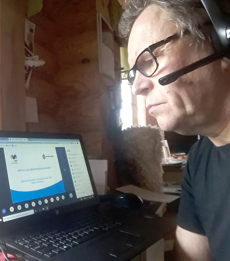 Saara Patama Saara Pataman etätyöpisteessä on ergonomia kohdallaan. Kiteellä yhteydet ovat toimineet ja etäkokoukset sujuneet moitteetta.