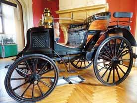 Panhard & Levassor 1895, moottorina Daimler Phenix, 2 sylinteriä ja teholuokka 6 CV. Darracq, 1899, 1-sylinterinen 450 cm3 moottori, 4 CV.