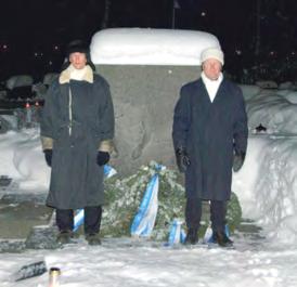 Siksi Leposaaren pienellä hautausmaallakin on oma sankarihautausmaansa, välittömästi kalmiston portin pielessä.