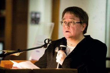 TEEMA / LAHJOITUKSET Kirjahistoriaa ja kasvatusta helposti omalle tietokoneruudulle teksti: T uij a laine kuva: veikko somerpuro Professori Tuija Laine on mukana myös Kansalliskirjastossa parhaillaan