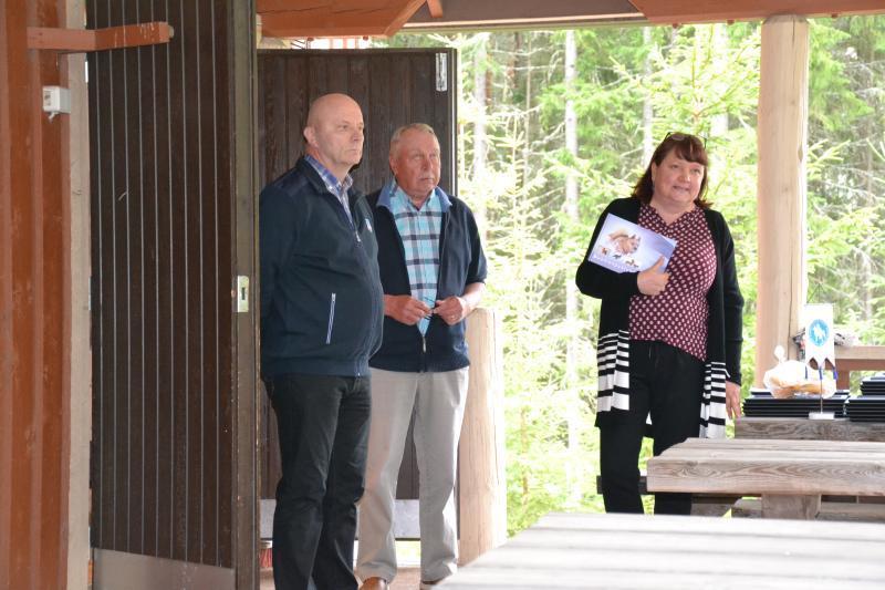 Kuva 1. Puheenjohtajana ja sihteerinä tutut kasvot Jukka Kauhanen ja Eija Airaksinen Kuva 2. Pj Erkki Savolainen avasi vuosikokouksen poikkeusoloissa Punttisilimässä ulkona Kuva 3.