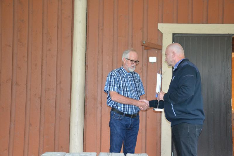 Kennelliiton tervehdyksen Pystykorva-kirjan kennelpiirille toivat Kennelliiton hallituksen varapuheenjohtaja Tuula Laitinen ja Kennelliiton hallituksen jäsen Kari Leppänen.