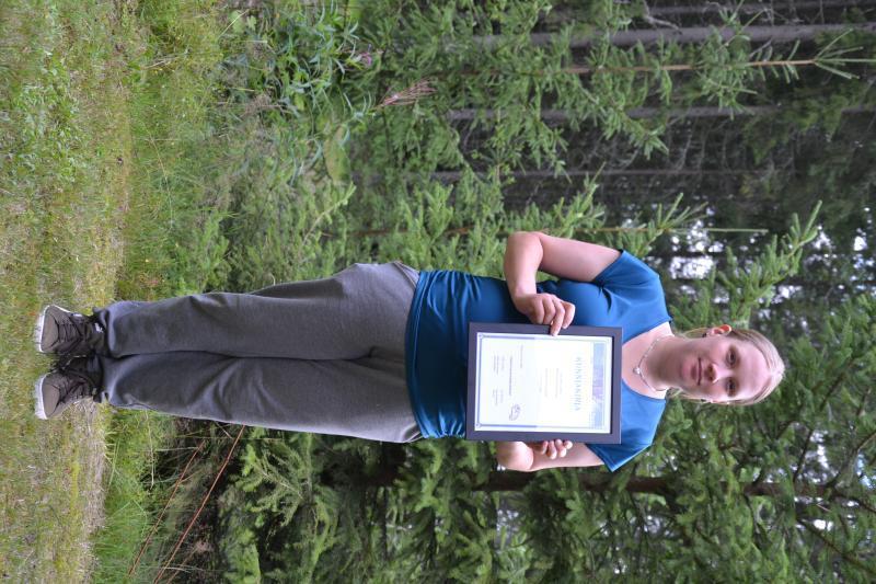 Oikealla Vuoden näyttelyveteraani -kilpailun voittanut jämtlanninpystykorva Karahkan Ciru, om. Tiina ja Anna Paananen.