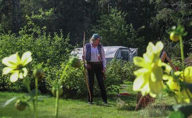 Olen tehnyt aiemmin ATK-alan töitä ja ollut muun muassa Lehmusvalkamassa aulaemäntänä. MIKÄ OLI LAPSUUDESSASI HAAVEAMMATTISI? En muista, että sellaista olisi ollut.